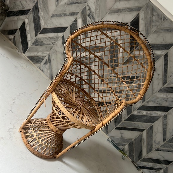Vintage mini wicker peacock chair - Picture 2 of 5